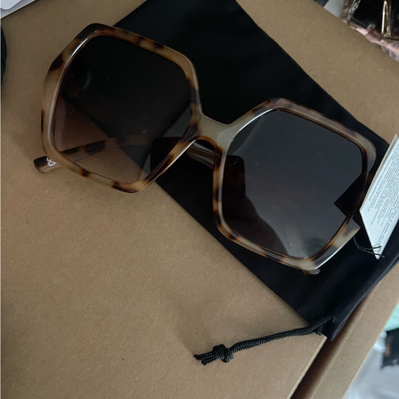 NWT oversized sunglasses in tortoise neutral square main image 5